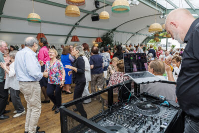 Les seniors de Villeneuve-la-Garenne sont en train de danser sur une péniche pour la guinguette des seniors. - Agrandir l'image 6 sur 6, fenêtre modale