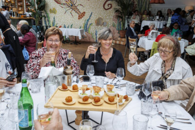 Les seniors de Villeneuve-la-Garenne sont à table sur une péniche pour la guinguette des seniors. - Agrandir l'image 2 sur 6, fenêtre modale