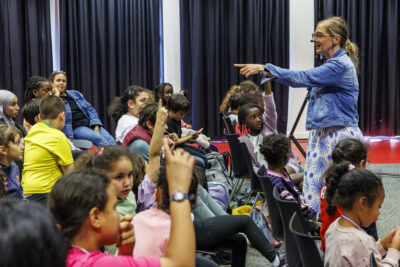 Échange avec des enfants suite au spectacle présenté sur scène à Villeneuve-la-Garenne. - Agrandir l'image 6 sur 6, fenêtre modale