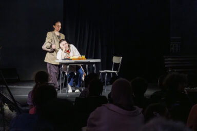 Deux jeunes comédiennes sont sur la scène du Virtuoz club de Villeneuve-la-Garenne pour un spectacle sur l'alimentation.