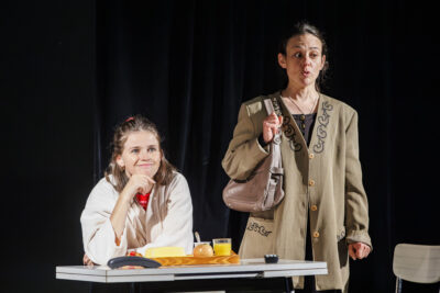 Deux jeunes comédiennes sont sur la scène du Virtuoz club de Villeneuve-la-Garenne pour un spectacle sur l'alimentation. - Agrandir l'image 2 sur 6, fenêtre modale