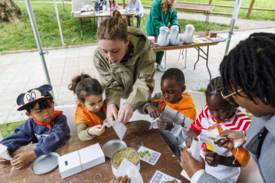 Une intervenante fait un atelier avec les enfants des accueils de loisirs de Villeneuve-la-Garenne dans le cadre de l'événement la semaine de ma santé. - Agrandir l'image 6 sur 6, fenêtre modale