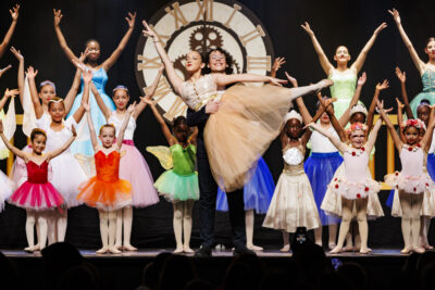 Plusieurs enfants et adultes sont sur la scène en train de danser pour le gala de danse de Villeneuve-la-Garenne - Agrandir l'image 5 sur 6, fenêtre modale