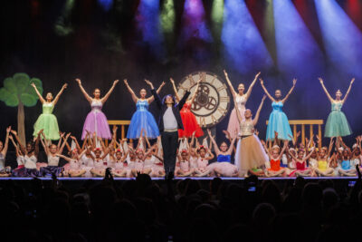 Plusieurs enfants et adultes sont sur la scène en train de danser pour le gala de danse de Villeneuve-la-Garenne - Agrandir l'image 6 sur 6, fenêtre modale