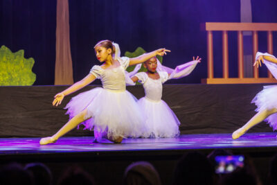Des petites filles sont en train de dansé avec des tutus blancs pour le gala de danse de Villeneuve-la-Garenne - Agrandir l'image 3 sur 6, fenêtre modale