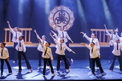Plusieurs enfants et adultes sont sur la scène en train de danser pour le gala de danse de Villeneuve-la-Garenne - Agrandir l'image 4 sur 6, fenêtre modale