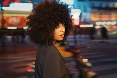 Photo de la chanteuse Marie Sarah dans la rue - Agrandir l'image, fenêtre modale