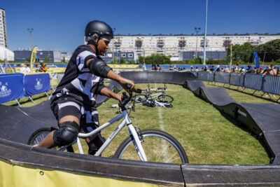 Un jeune garçon est en train de faire du BMX sur la piste de pump track du village olympique - Agrandir l'image 4 sur 6, fenêtre modale