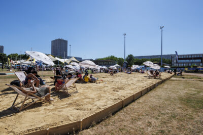 Bac de sable avec des parasols au village olympique de Villeneuve-la-Garenne - Agrandir l'image 5 sur 6, fenêtre modale