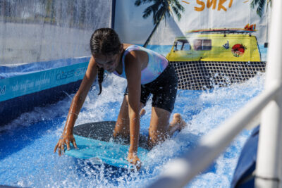 Une petite fille est en train de faire du surf au village olympique de Villeneuve-la-Garenne - Agrandir l'image 6 sur 6, fenêtre modale