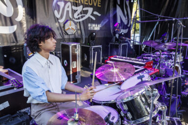 Un jeune garçon joue de la batterie sur la scène du festival de jazz de Villeneuve-la-Garenne