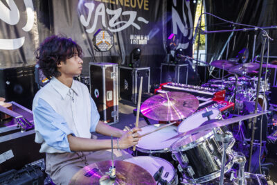 Un jeune garçon joue de la batterie sur la scène du festival de jazz de Villeneuve-la-Garenne - Agrandir l'image 1 sur 6, fenêtre modale