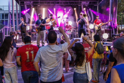 Le groupe Malted Milk est sur la scène du festival de Villeneuve Jazz de Villeneuve-la-Garenne le public lève les bras. - Agrandir l'image 4 sur 6, fenêtre modale