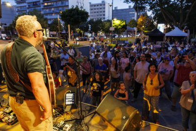 Le groupe Malted Milk est sur la scène du festival de Villeneuve Jazz de Villeneuve-la-Garenne le public est debout devant eux. - Agrandir l'image 5 sur 6, fenêtre modale