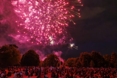Feu d'artifice du 13 juillet de Villeneuve-la-Garenne. - Agrandir l'image 5 sur 6, fenêtre modale