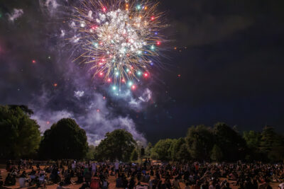 Feu d'artifice du 13 juillet de Villeneuve-la-Garenne. - Agrandir l'image 6 sur 6, fenêtre modale