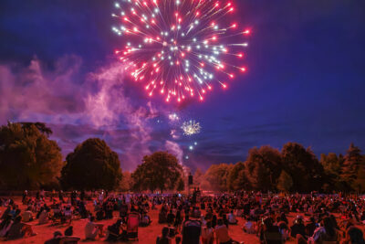 Feu d'artifice du 13 juillet de Villeneuve-la-Garenne. - Agrandir l'image 1 sur 6, fenêtre modale