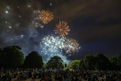 Feu d'artifice du 13 juillet de Villeneuve-la-Garenne. - Agrandir l'image 2 sur 6, fenêtre modale
