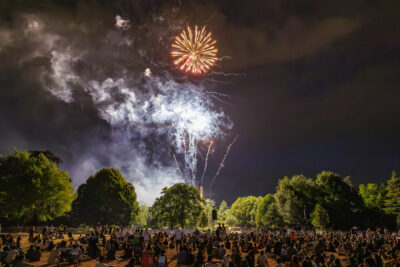 Feu d'artifice du 13 juillet de Villeneuve-la-Garenne. - Agrandir l'image 3 sur 6, fenêtre modale