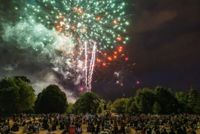 Feu d'artifice du 13 juillet de Villeneuve-la-Garenne. - Agrandir l'image 4 sur 6, fenêtre modale