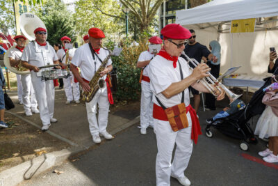Groupe de bandas pour le forum des associations de Villeneuve-la-Garenne. - Agrandir l'image 2 sur 6, fenêtre modale