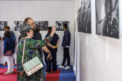 Un homme et une femme regardent les tableaux de l'exposition des journées européennes du patrimoine de Villeneuve-la-Garenne. - Agrandir l'image 1 sur 6, fenêtre modale