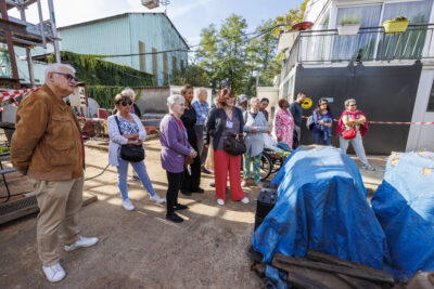 Les Villenogarennois écoutent le guide des chantiers navals pour les journées européennes du patrimoine. - Agrandir l'image 3 sur 6, fenêtre modale