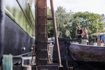 Deux ouvriers des chantiers navals réparent un bateau à Villeneuve-la-Garenne - Agrandir l'image 5 sur 6, fenêtre modale