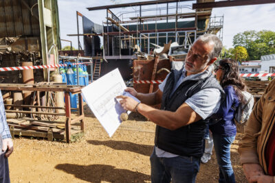 Un homme travaillant aux chantiers navals de Villeneuve-la-Garenne montre un plan. - Agrandir l'image 6 sur 6, fenêtre modale