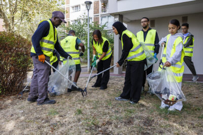 Des habitants ramassent des déchets dans le cadre du clean challenge de Villeneuve-la-Garenne. - Agrandir l'image 3 sur 6, fenêtre modale