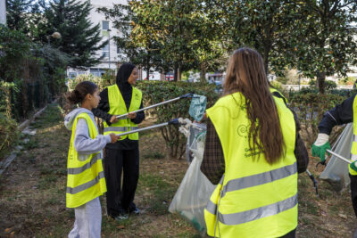 Des habitants ramassent des déchets dans le cadre du clean challenge de Villeneuve-la-Garenne. - Agrandir l'image 4 sur 6, fenêtre modale