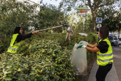 Des habitants ramassent des déchets dans le cadre du clean challenge de Villeneuve-la-Garenne. - Agrandir l'image 5 sur 6, fenêtre modale
