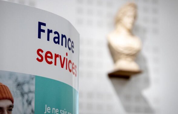 couverture d'un livre avec écrit France service et en fond la statue de Marianne