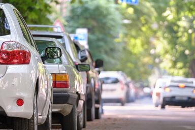 rue avec plusieurs voitures garées