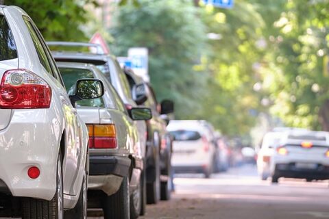 rue avec plusieurs voitures garées