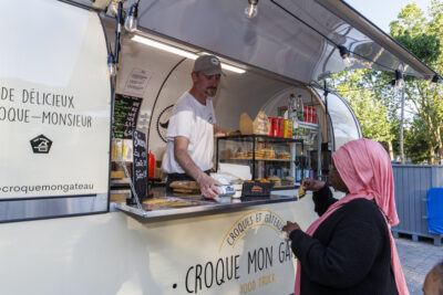 commerçant dans son foodtruck en train de servir un client - Agrandir l'image 5 sur 6, fenêtre modale