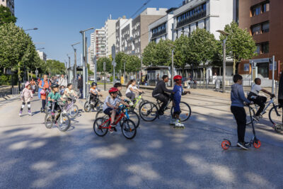Enfants à vélo et en trottinette dans la rue - Agrandir l'image 2 sur 6, fenêtre modale