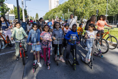 Plusieurs enfanats à trottinette et à vélo attendent le départ de la course. - Agrandir l'image 1 sur 6, fenêtre modale