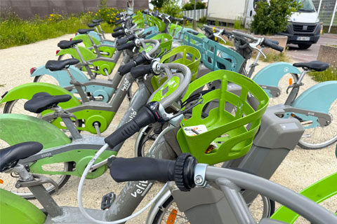 station de vélib avec plusieurs vélos garés
