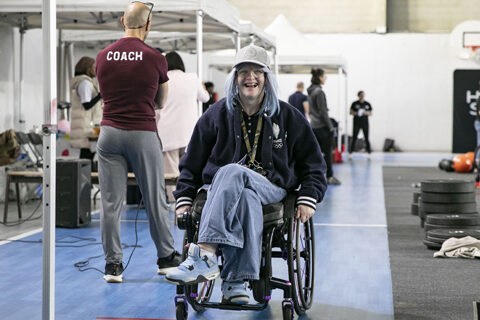 jeune femme dans un fauteuil roulant qui sourit