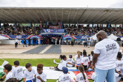 Enfants d'accueils de loisirs applaudies par le public dans les tribunes du stade - Agrandir l'image 3 sur 6, fenêtre modale