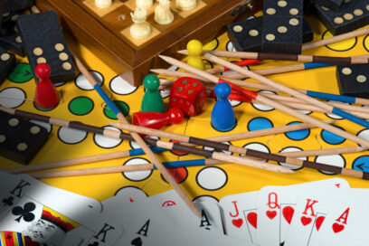 photo de plusieurs jeux de société (cartes, dès, petits cheveaux) - Agrandir l'image, fenêtre modale