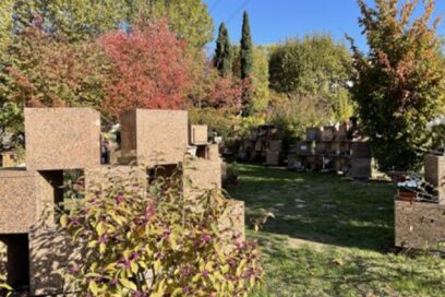 photo du cimetière de Villeneuve-la-Garenne avec de l'herbe et des arbres - Agrandir l'image, fenêtre modale