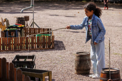 Petite fille qui joue à la pêche - Agrandir l'image 2 sur 6, fenêtre modale