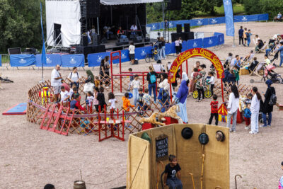 parc avec des animations de cirque avec des enfnats et des adultes - Agrandir l'image 1 sur 6, fenêtre modale