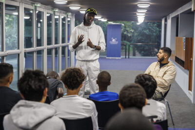 deux hommes humoristes qui donnent des conseils à des enfants - Agrandir l'image 5 sur 6, fenêtre modale