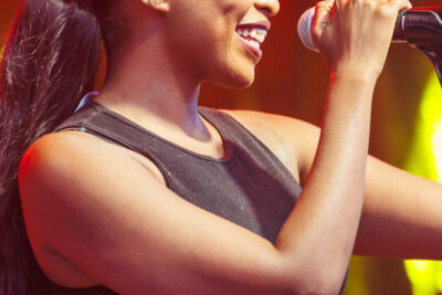 femme noire qui sourit avec un micro - Agrandir l'image 3 sur 6, fenêtre modale