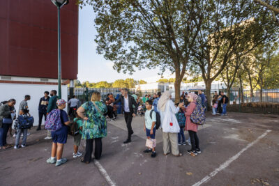 Enfants et parents dans une cour d'école - Agrandir l'image 3 sur 6, fenêtre modale