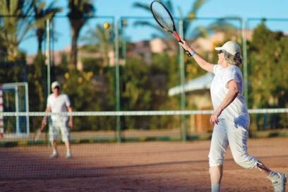 deux personnes âgées sont en train de jouer au tennis - Agrandir l'image, fenêtre modale