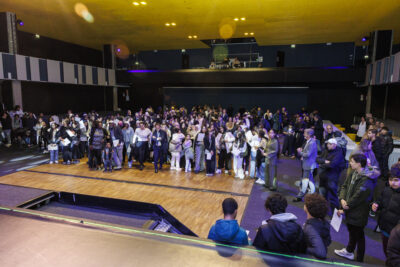 Foule de collégiens écoutant un discours - Agrandir l'image 2 sur 6, fenêtre modale